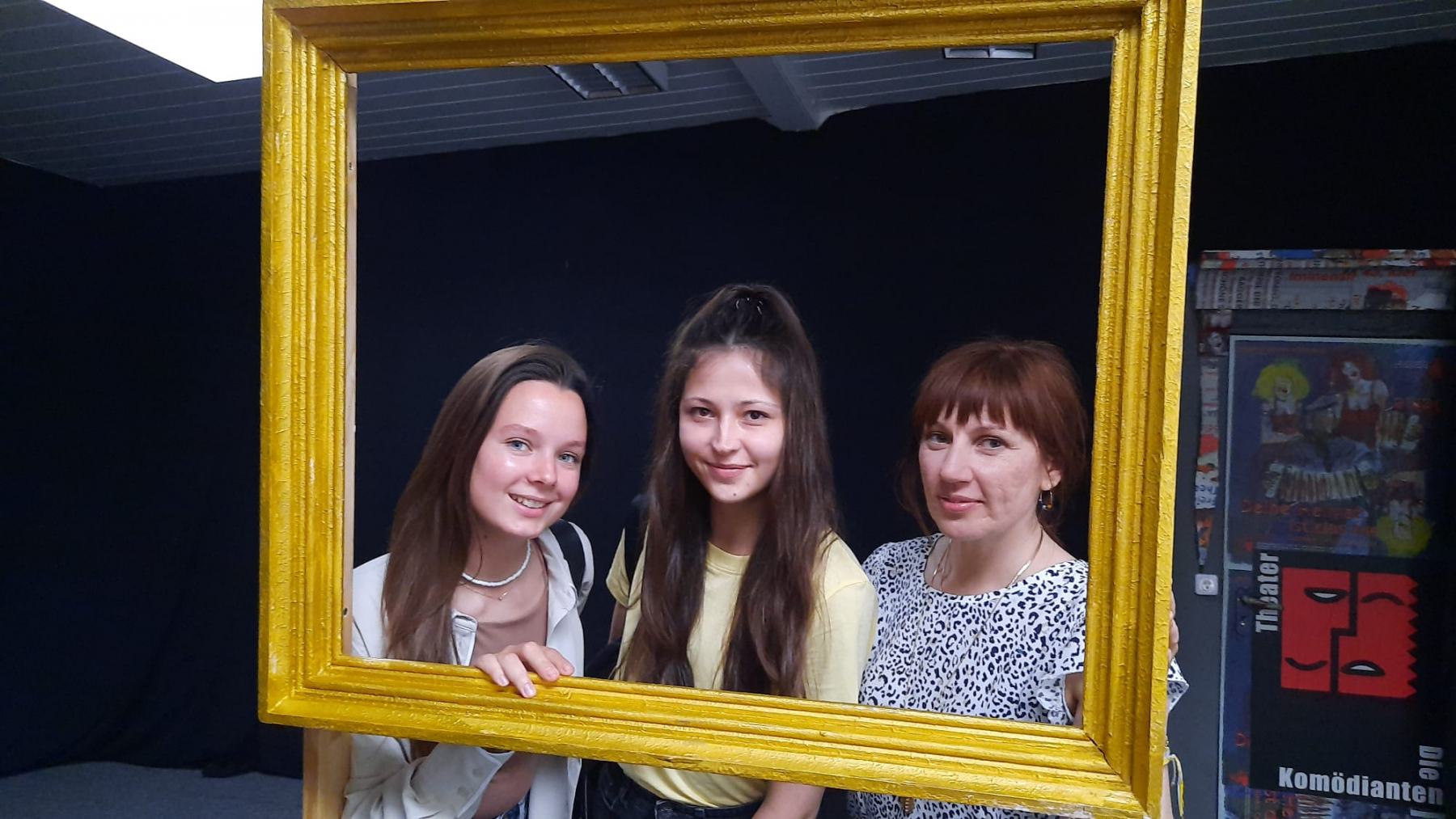 Theater aus dem Bilderrahmen mit Alina, Veronika und Olga aus der Ukraine